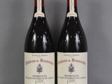 deux bouteilles de vin posées sur une table en verre