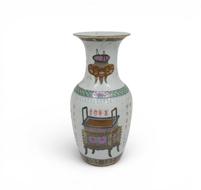 Vase balustre en porcelaine et émaux polychromes de la famil…