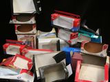 un grand nombre de boîtes empilées les unes sur les autres