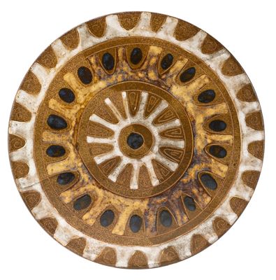 assiette décorative marron et blanche, parsemée de points noirs sur fond blanc