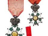 deux médailles et un ruban rouge sur fond blanc