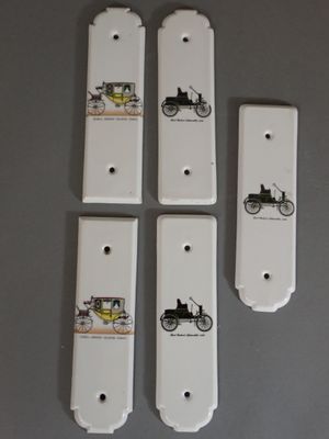 PORCELAINE DE PARIS. Ensemble de 5 plaques de propreté en po…