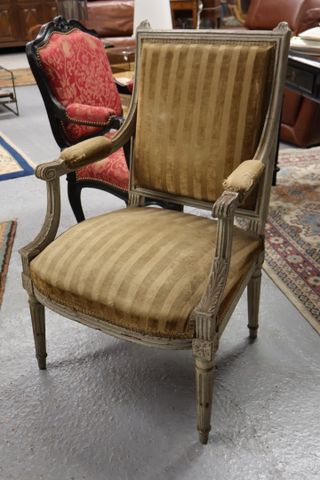 Fauteuil à la reine d’époque Louis XVI, rechampi blanc garni de t...