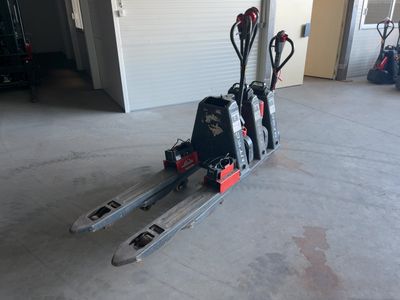 trois skis qui traînent dans un garage