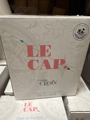 une boîte sur laquelle est représenté un chat assis