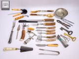 plusieurs types d'ustensiles de cuisine sur la table