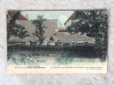 une photo d'une carte postale avec, en arrière-plan, l'image d'une maison