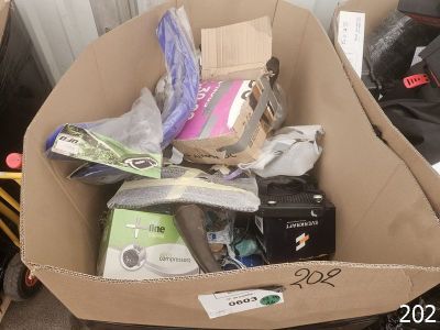 une boîte en carton remplie d'objets posés sur le sol
