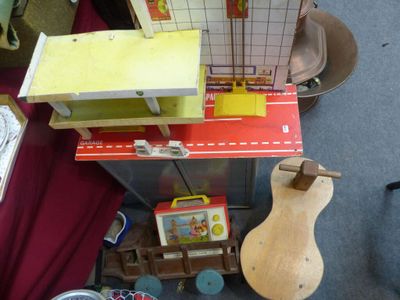 une petite maison de poupées avec une guitare et d'autres jouets