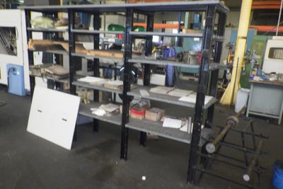 une pièce comportant de nombreuses étagères sur lesquelles sont disposés divers objets