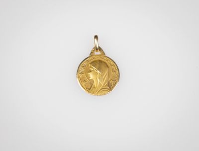 une pièce d'or portant un visage de femme