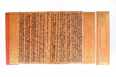 un vieux livre écrit posé sur une table