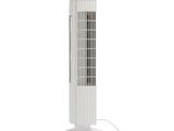 Le ventilateur colonne blanc est posé sur un socle blanc.