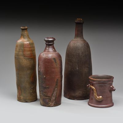 trois vases sont posés les uns à côté des autres sur une surface grise