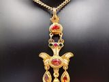 gros plan d'un collier sur un mannequin mannequin mannequin mannequin mannequin mannequin mannequin mannequin mannequin