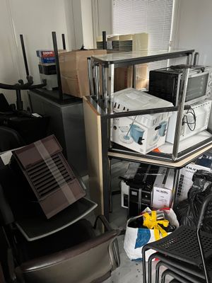 un ensemble de mobilier de bureau dépareillé en stratifié et…