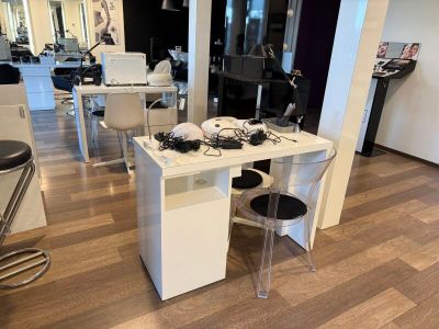 un bureau sur lequel se trouve un ordinateur, dans un salon