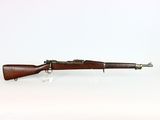 un fusil avec un canon en bois sur fond blanc