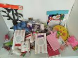 une boîte remplie de jouets et d'autres objets qui s'y trouvent