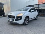 Une voiture blanche est garée devant un immeuble.