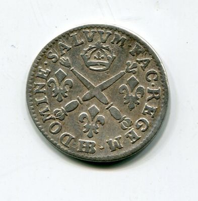 une vieille pièce d'argent sur laquelle figurent une couronne et deux épées croisées