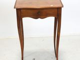 une petite table en bois avec un tiroir