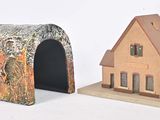 deux petites maisons placées l'une à côté de l'autre sur une table