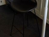 un bureau avec une chaise et un ordinateur dessus