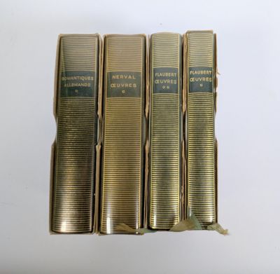 quatre livres sont alignés sur une surface blanche