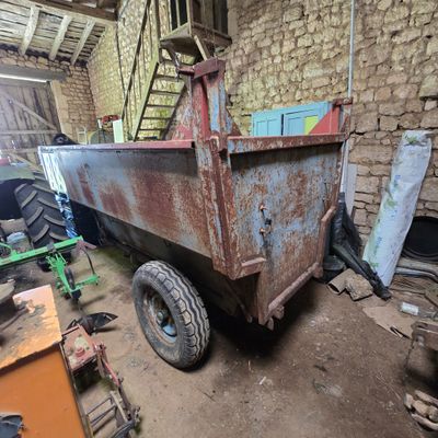 un camion-benne garé dans un garage