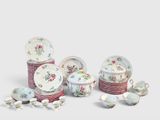 de nombreux types différents d'assiettes et de bols en porcelaine sur la table