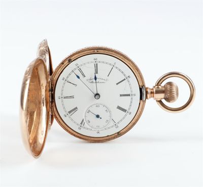 une montre de poche ancienne avec un boîtier en or et des chiffres romains