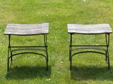 deux chaises posées dans l'herbe