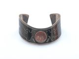 gros plan d'un bracelet sur une surface blanche