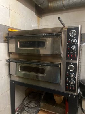 un four qui se trouve dans un coin de la cuisine