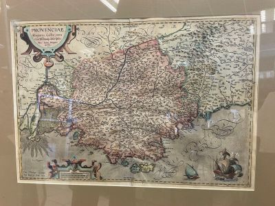 une photo d'une carte exposée dans une vitrine