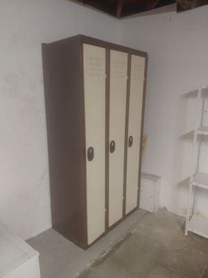un placard situé dans un coin d'une pièce où se trouve une bibliothèque