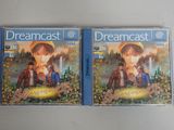 deux VHS de Dreamcast et une Dreamcast posées sur une table