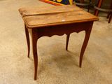 une petite table en bois sur laquelle se trouve un petit tiroir
