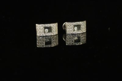 Paire de boucles d'oreilles en or gris 18 K (750), de forme …