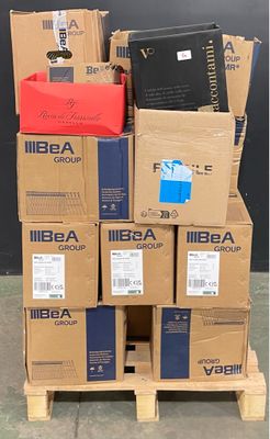 des cartons empilés les uns sur les autres, avec un ordinateur portable posé dessus