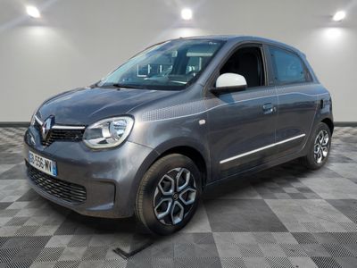 la voiture grise est garée sur le sol en damier d'un garage