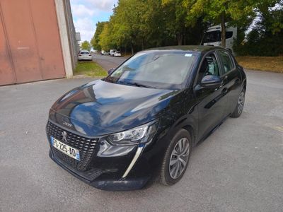 la photo d'une voiture noire garée dans un parking