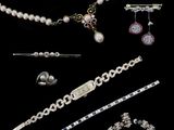 un assortiment de bijoux comprenant un collier, un bracelet et une broche