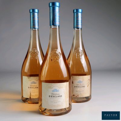 trois bouteilles de vin sont alignées sur une table