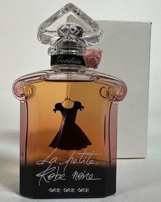 l'image d'un flacon de parfum posé sur une table