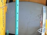 un seau jaune posé à côté d'une bassine blanche