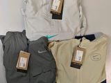trois paires de vestes Nike pour homme et un pantalon