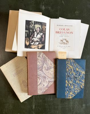 plusieurs livres posés les uns à côté des autres sur une table