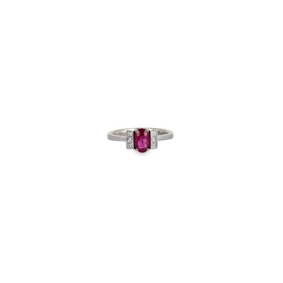 un gros plan d'une bague sertie d'un rubis